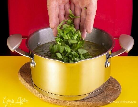 Через 10 минут добавьте щавель с зеленью.