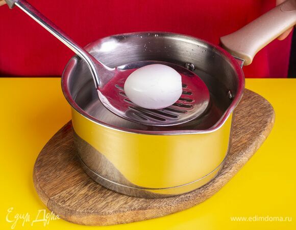 Яйцо отварите вкрутую.