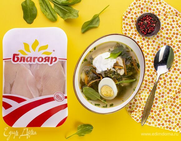 Готовый суп подавайте со сметаной и яйцом.