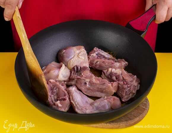 Выложите в сковороду. Обжарьте со всех сторон.