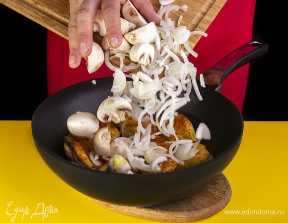 Шампиньоны разрежьте пополам, лук нарежьте соломкой. Добавьте в сковороду и обжаривайте 5 минут.