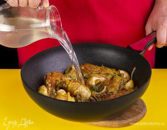 Влейте бульон и тушите под крышкой 10 минут.