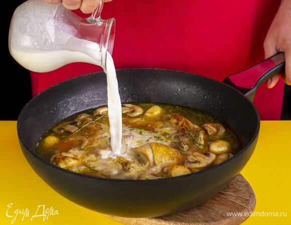 Затем влейте сливки и тушите, помешивая еще 10 минут.