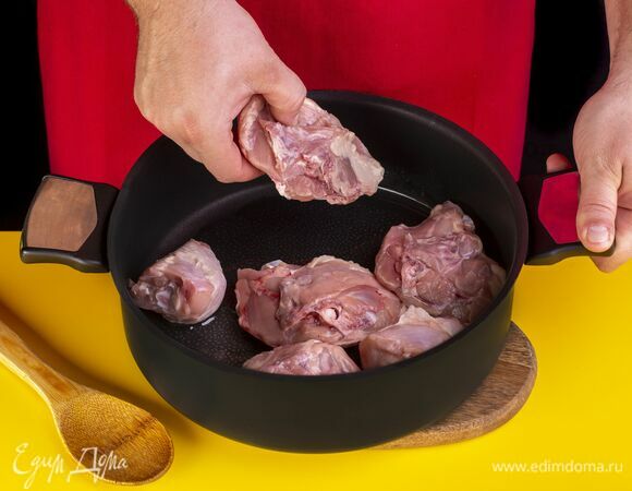 Разогрейте кастрюлю с толстым дном, выложите части цыпленка и тушите под крышкой без добавления масла 5 минут на медленном огне.