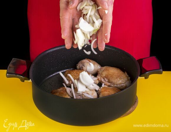 Лук нарежьте соломкой, выложите в кастрюлю, добавьте масло и продолжайте тушить, пока лук не станет мягче.