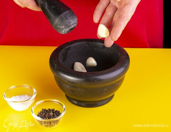 Чеснок почистите и разотрите в ступке со щепоткой соли и перца.