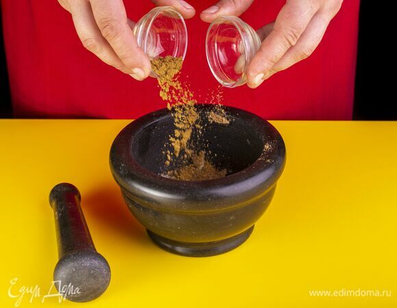 Добавьте кориандр и хмели-сунели. Все перетрите и перемешайте. 