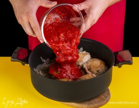 Добавьте протертые помидоры, тушите 10 минут на слабом огне.