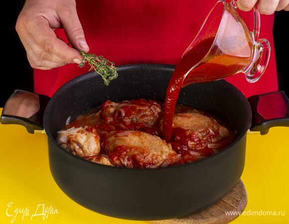 Добавьте соус сацебели и тимьян. Накройте крышкой и тушите на слабом огне около 30 минут.