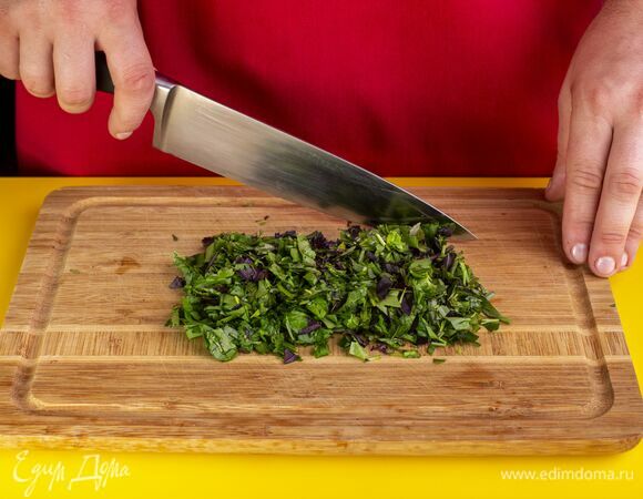 Порубите петрушку, тархун, кинзу и базилик.