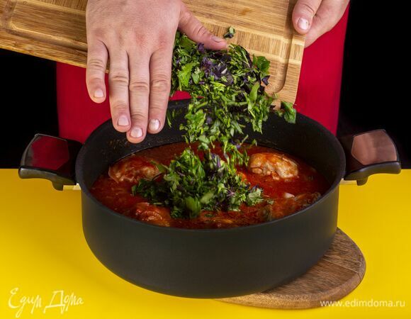 Добавьте зелень в кастрюлю и тушите еще 5–10 мин.