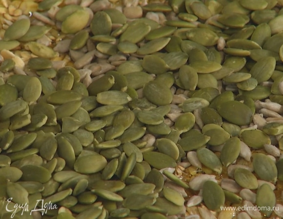 На застеленный бумагой для выпечки противень равномерно высыпать хлопья геркулеса, полить их оливковым маслом и медом, посыпать подсолнечными и тыквенными семечками.