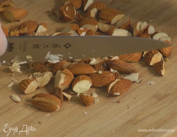 Миндаль и фундук порубить ножом, добавить к геркулесу, все посолить, посыпать корицей и перемешать. 