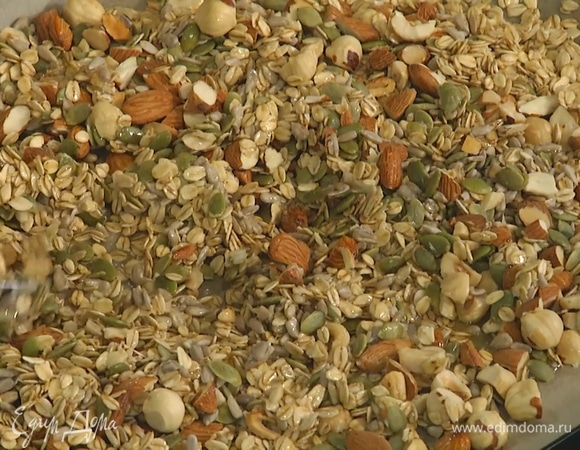 Запекать гранолу в разогретой духовке 15 минут.