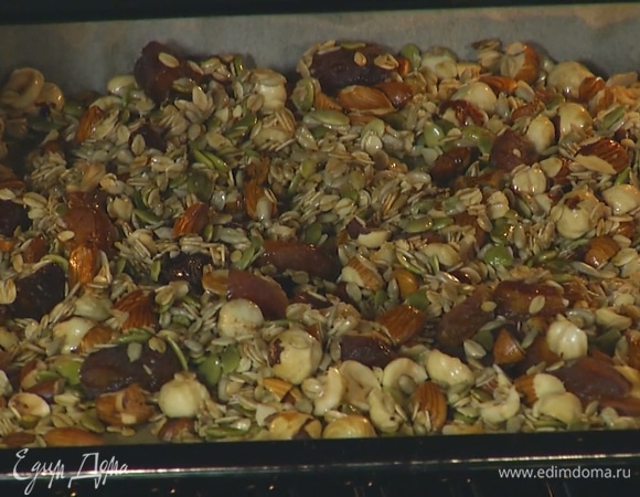 Курагу разрезать на 4 части, посыпать гранолу и запекать еще 20 минут, затем остудить.