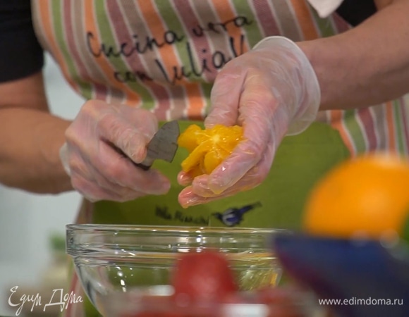 Цедру апельсина и лимона натереть на мелкой терке. Апельсин почистить, а затем над отдельной миской удалить перепонки, вырезав ножом мякоть и сохранив выделившийся при этом сок. Из половинки лимона выжать сок.