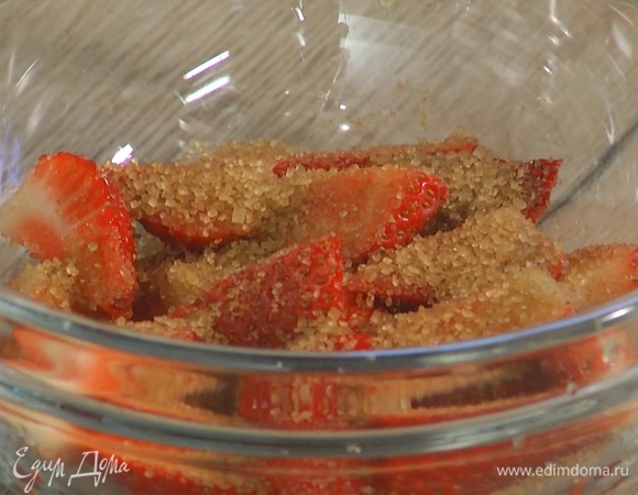 Клубнику нарезать дольками, посыпать сахаром и сбрызнуть лимонным соком.