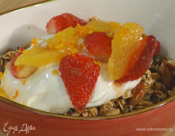 В пиалы выложить по 1 ст. ложке йогурта, посыпать цедрой, добавить клубнику в сахаре, несколько кусочков апельсина вместе с соком и несколько ложек гранолы. Сверху разложить оставшийся йогурт, клубнику и дольки апельсина, украсить цедрой и листьями базилика. 