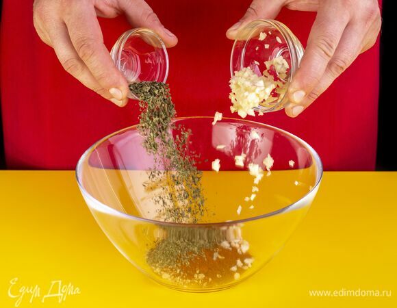Приготовьте соус. Соедините в чаше рубленый чеснок, паприку, имбирь, орегано.