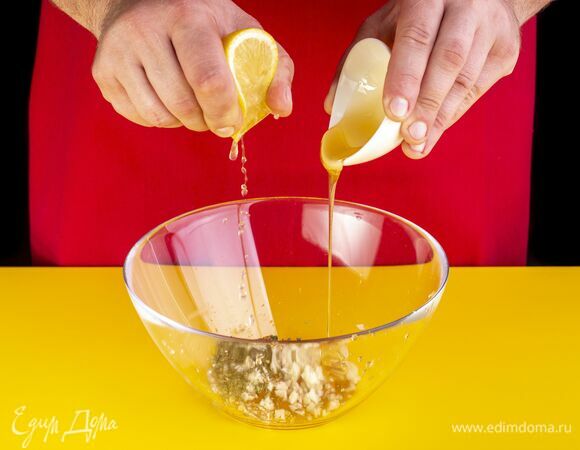 Добавьте мед и лимонный сок.