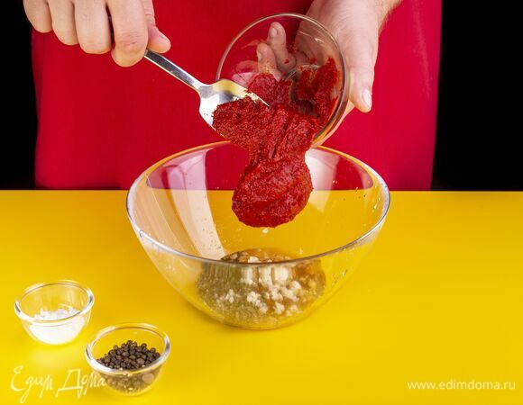 Добавьте томатную пасту, тщательно перемешайте. Посолите и поперчите по вкусу.