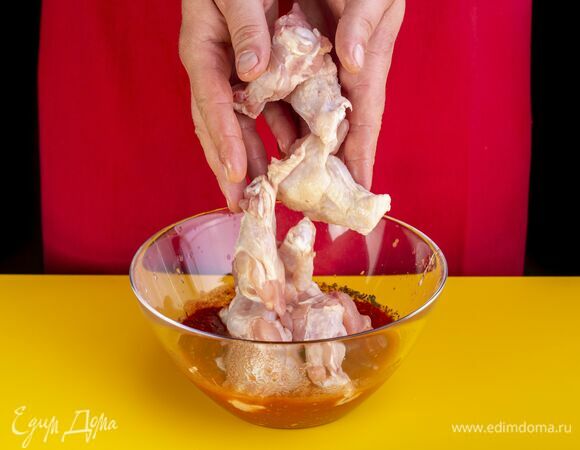 Крылья (плечи) цыпленка ТМ «Благояр» смажьте получившимся соусом.