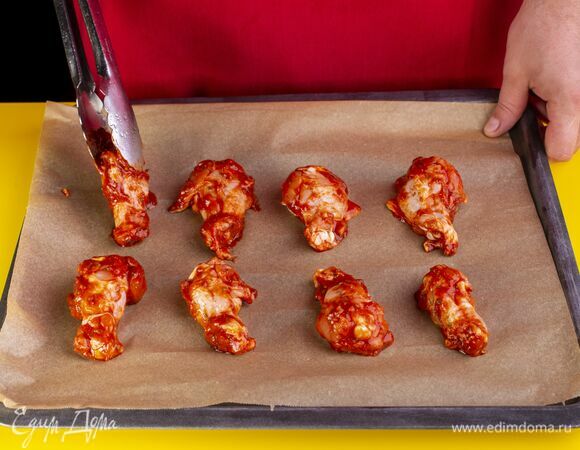 На противень, застеленный пергаментом, выложите плечики. Поставьте в духовку, разогретую до 180 ℃. Запекайте около 30 минут до золотистой корочки.