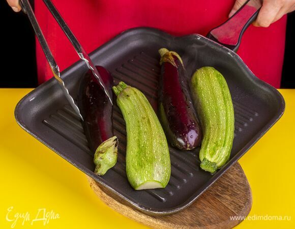 Баклажан и цукини разрежьте пополам, сделайте надрез. Посолите и поперчите, сбрызните лимонным соком и маслом. Поджарьте овощи до готовности на сковороде-гриль.