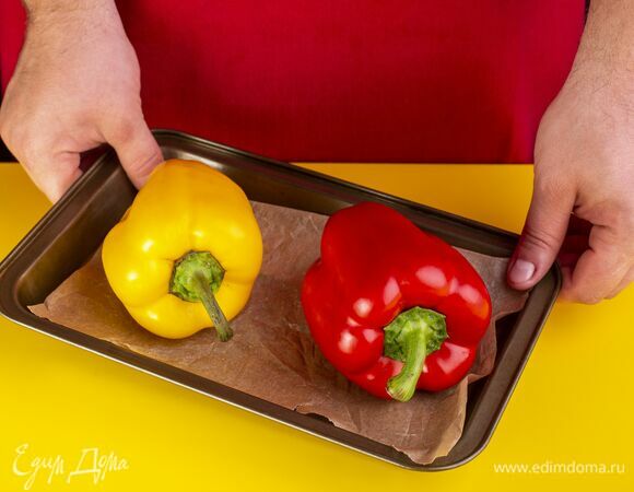 Перцы запеките целиком в духовке при 180 ℃ около 25 минут.
