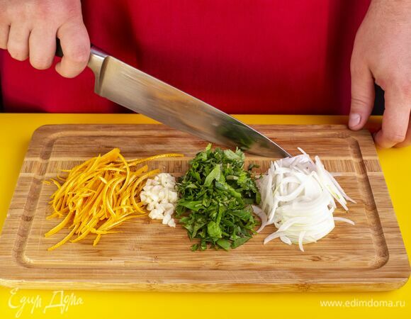 Лук и цедру апельсина нарежьте соломкой, чеснок выдавите через чеснокодавку, кинзу порубите.