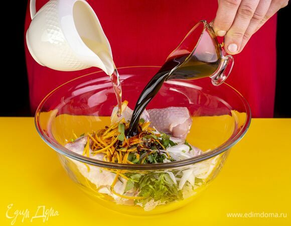 Добавьте соевый соус и масло.