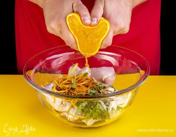 Влейте сок апельсина. Хорошо перемешайте смесь, обмазывая голени маринадом. Оставьте мариноваться на 30 минут.