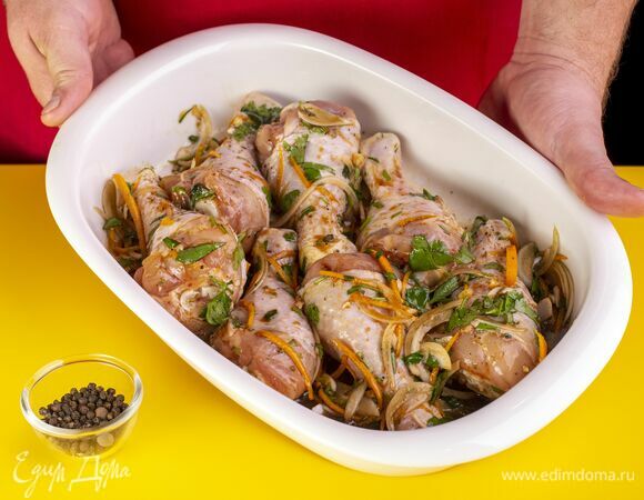 Переложите голени в форму для запекания. Поперчите.<br />
Запекайте 35–40 минут в духовке, разогретой до 200 ℃.