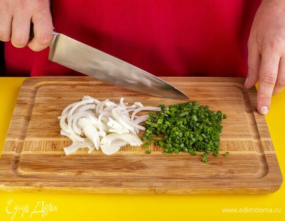 Репчатый лук нарежьте полукольцами. Зеленый лук мелко порубите.