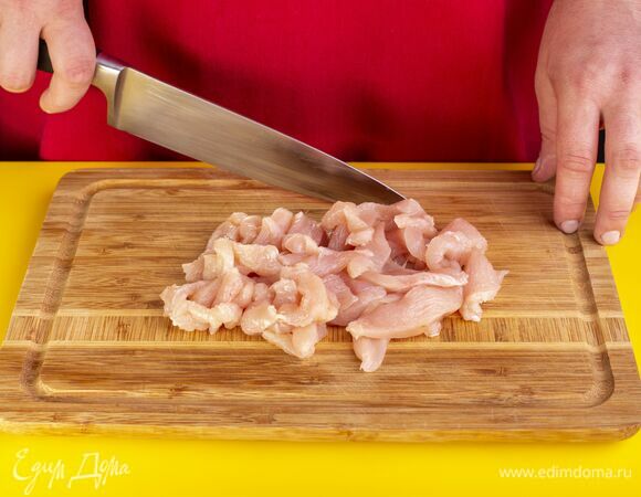 Филе грудки нарежьте небольшими кусочками.