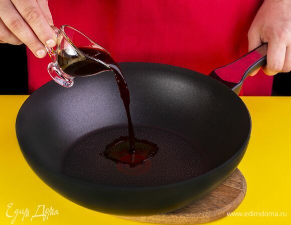 На среднем огне разогрейте сковороду и влейте в нее соевый соус.
