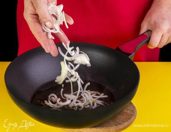 Как только он начнет кипеть, выложите в сковороду репчатый лук.