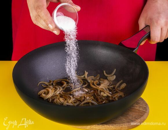 Посыпьте сверху сахаром. Готовьте, периодически помешивая, 2–3 минуты.