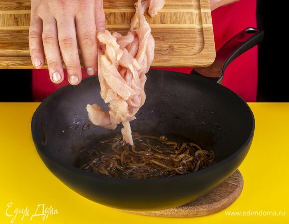 Выложите курицу в сковороду и перемешайте с соусом. Тушите, помешивая, 5 минут.