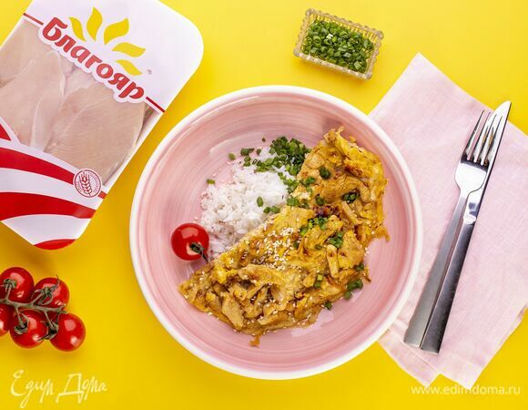 Выложите на тарелку горкой отваренный рис, сверху омлет с куриной грудкой.<br />
Посыпьте оякодон измельченным зеленым луком кунжутом по желанию.<br />
Приятного аппетита!