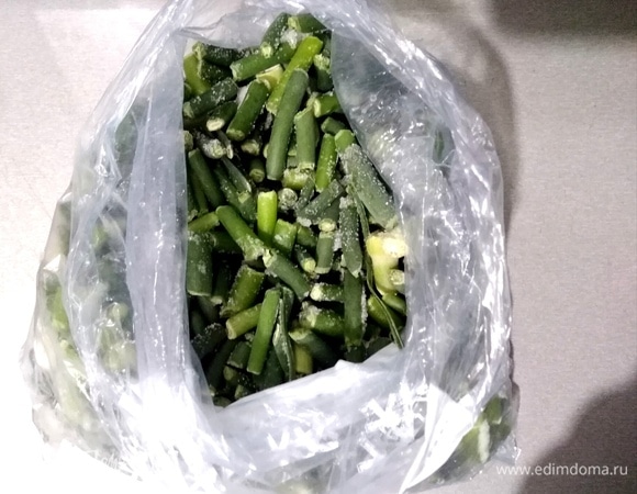 Чесночные стрелки нарезать. Сало, укроп и стрелки перекрутить в мясорубке. Посолить, перемешать и оставить на 5–10 часов. Периодически перемешивать, чтобы равномерно просолилось.