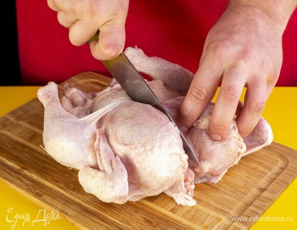 По центру грудки разрежьте тушку.