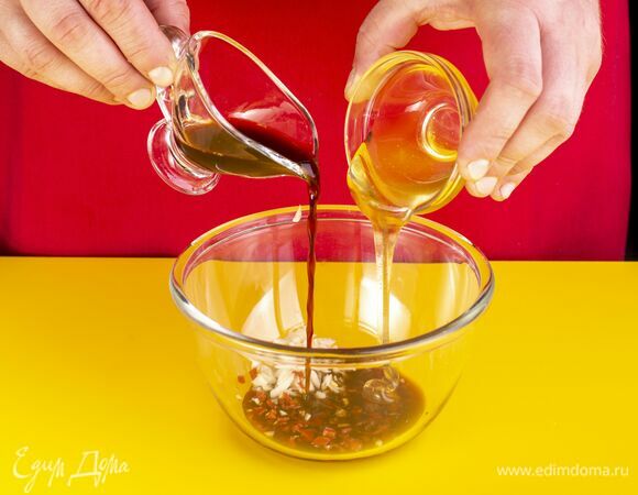 Добавьте соевый соус и мед.