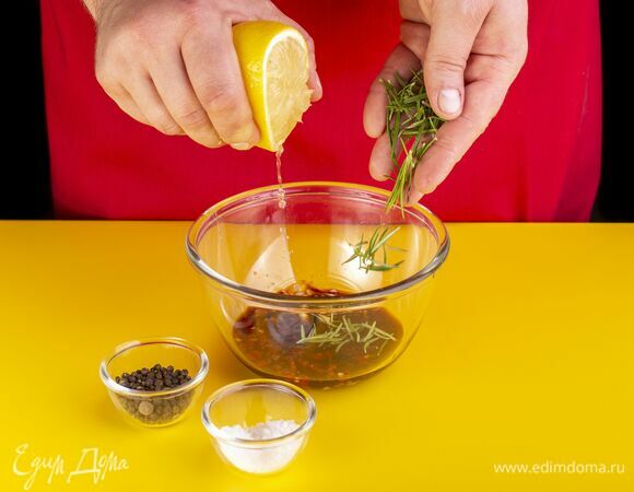 Добавьте розмарин, сок лимона, соль, перец. Перемешайте. 