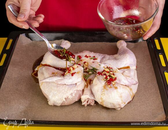Тушку смажьте соусом со всех сторон. Выложите на противень, застеленный пергаментом.<br />
Запекайте в духовке при температуре 180 °С в течение 45–60 минут.
