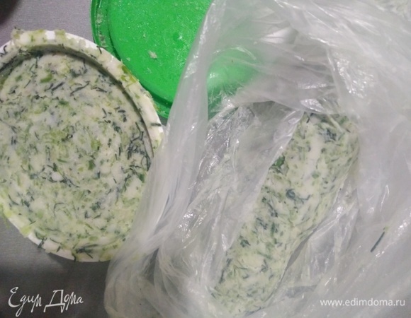 Готовую закуску хранить в холодильнике. Так как ее получается много, я раскладываю по баночкам или пакетам и храню в морозилке.