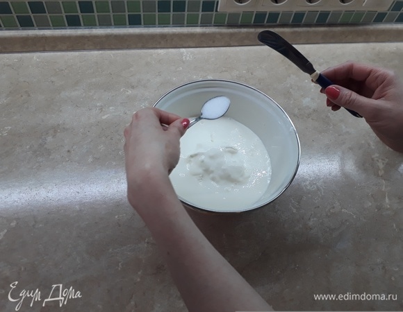 Чайную ложку соли добавляю к сметане с кефиром. Тщательно перемешиваю.