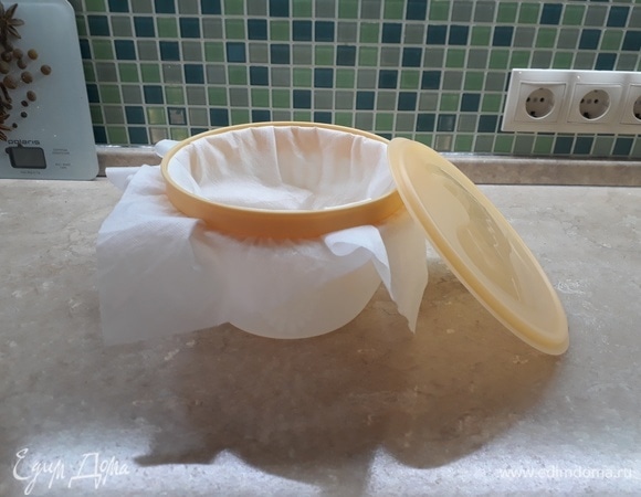 Собираю форму: на края миски кладу дуршлаг/сито (миска должна быть глубокой, чтобы было место для сцеживания сыворотки и чтобы дуршлаг не касался ее дна), застилаю тканью.