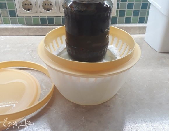 Через 10–12 часов достаю, смотрю: в миску сцедилась сыворотка, но сама масса еще недостаточно плотная. Загибаю края ткани, ставлю груз и опять отправляю в холодильник еще на сутки (уже без крышки). За это время отойдет еще больше сыворотки. Периодически достаю из холодильника, подкладываю массу под груз.