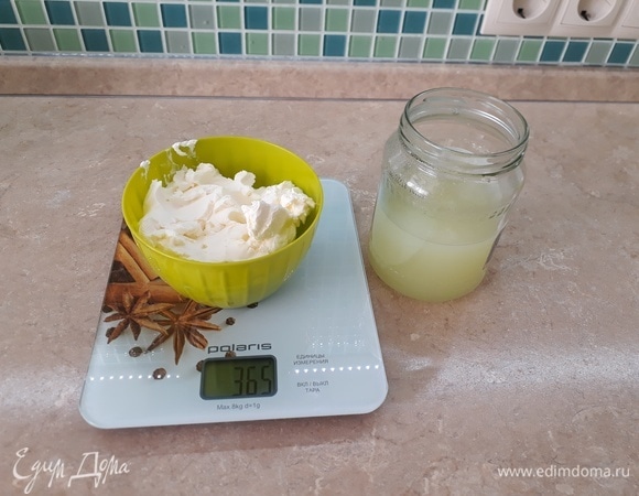 Из указанного мною количества кефира и сметаны получается примерно 300–350 г сыра. Сыворотки отцеживается около 600 мл. Из сыворотки некоторые пекут хлеб, я же пеку блинчики или делаю адыгейский сыр, но это уже совсем другая история :)<br />
Материальные затраты незначительны, трудозатраты минимальны, а продукт очень вкусный, удобный для завтрака и перекуса, потому и съедается семьей очень быстро :)